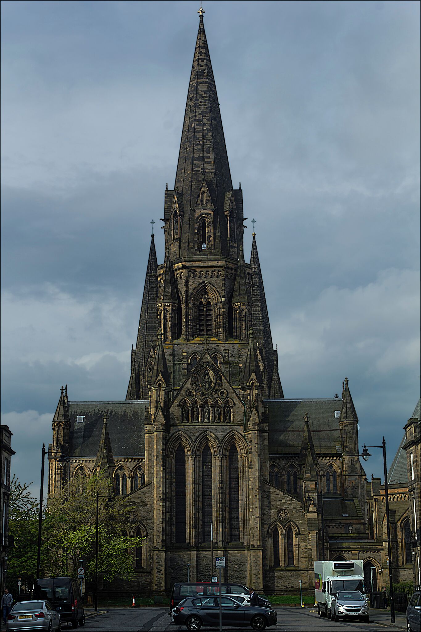 Une vaste église de style gothique, dotée d’une haute flèche et d’une architecture complexe.