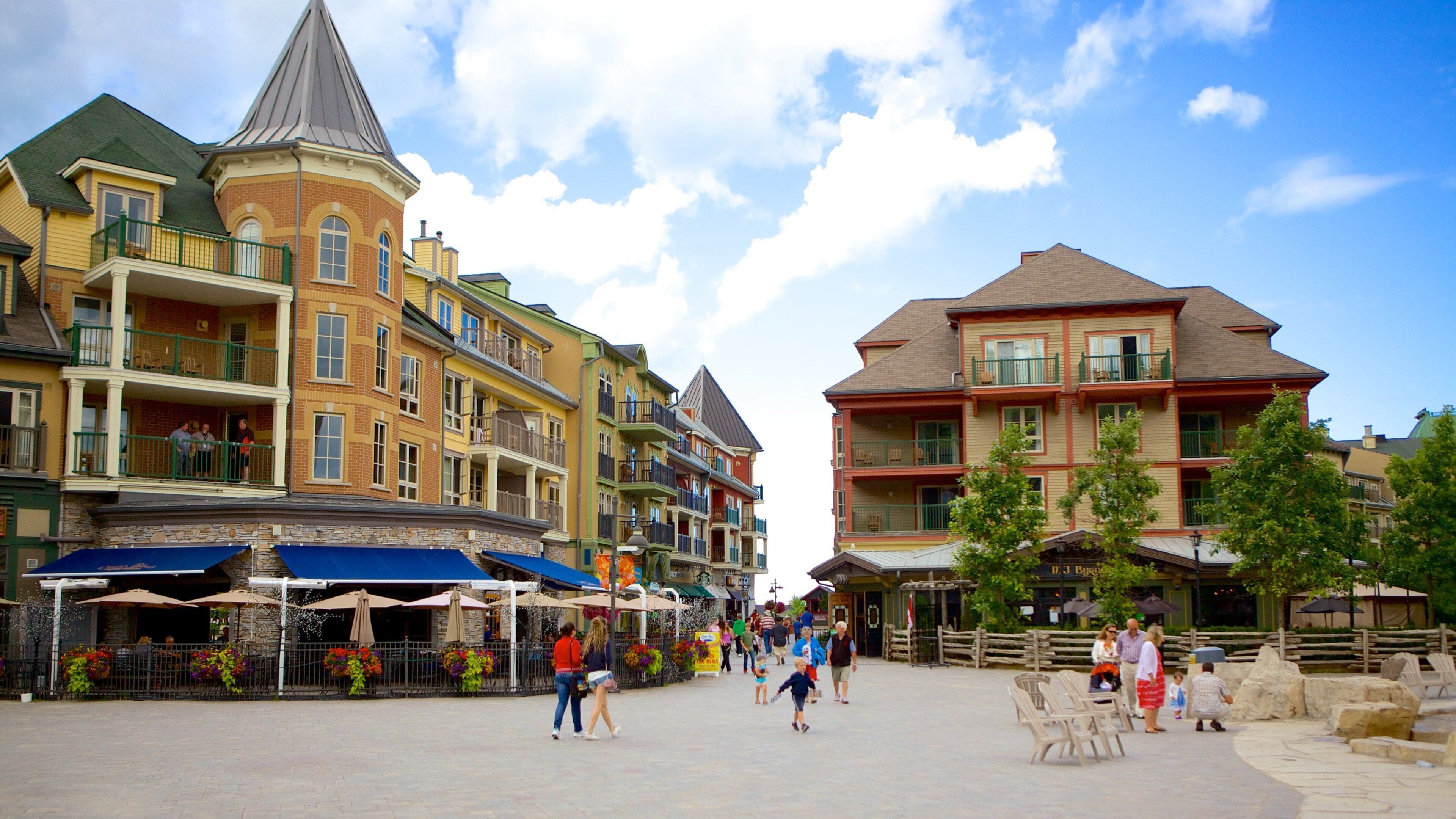 Blue Mountains que incluye una pequeña ciudad o pueblo y escenas urbanas