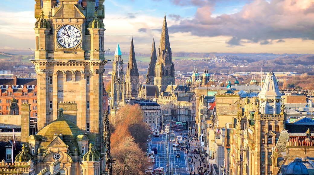 Old town Edinburgh and Edinburgh castle