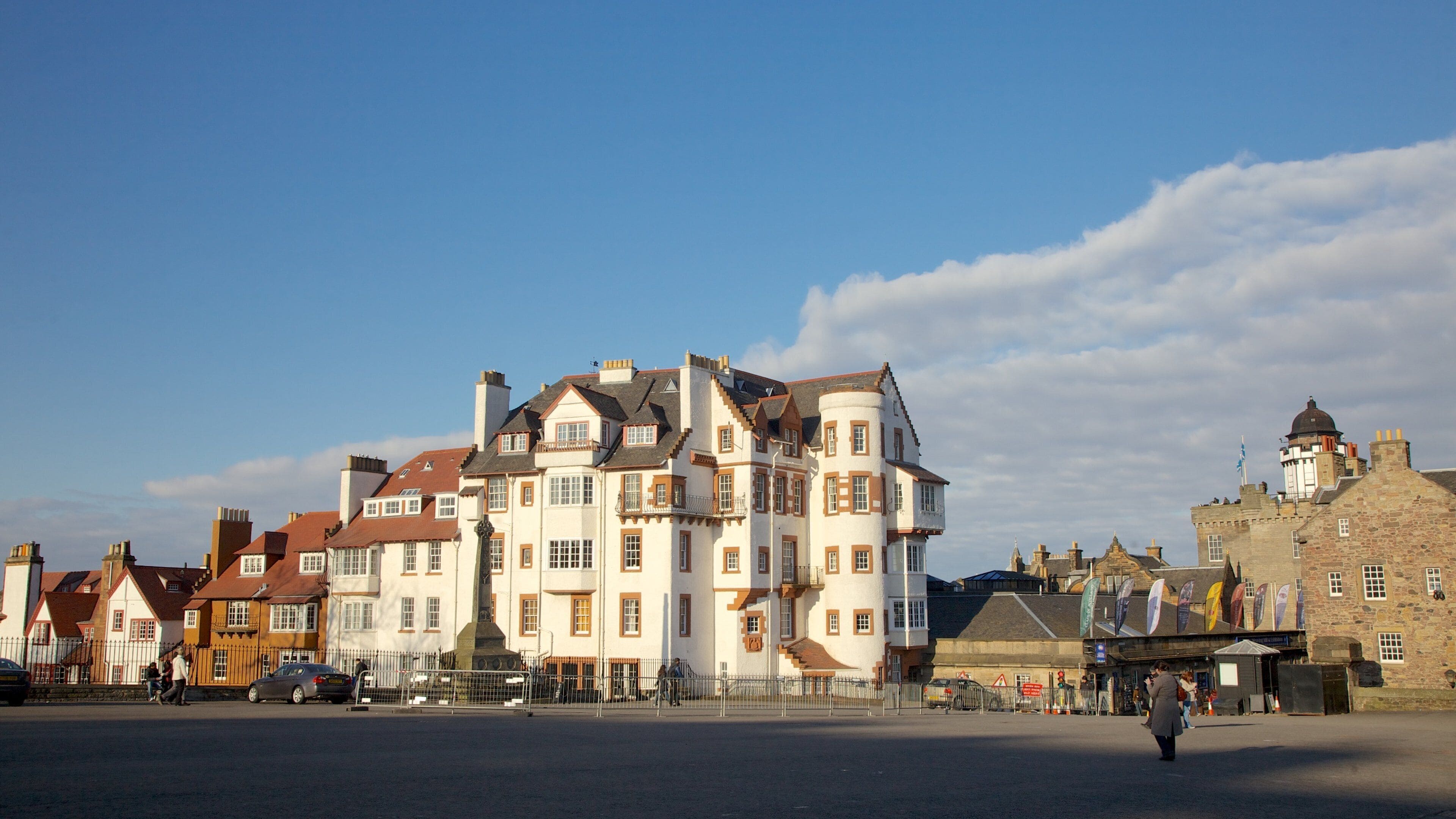 Royal Mile which includes a house and heritage architecture