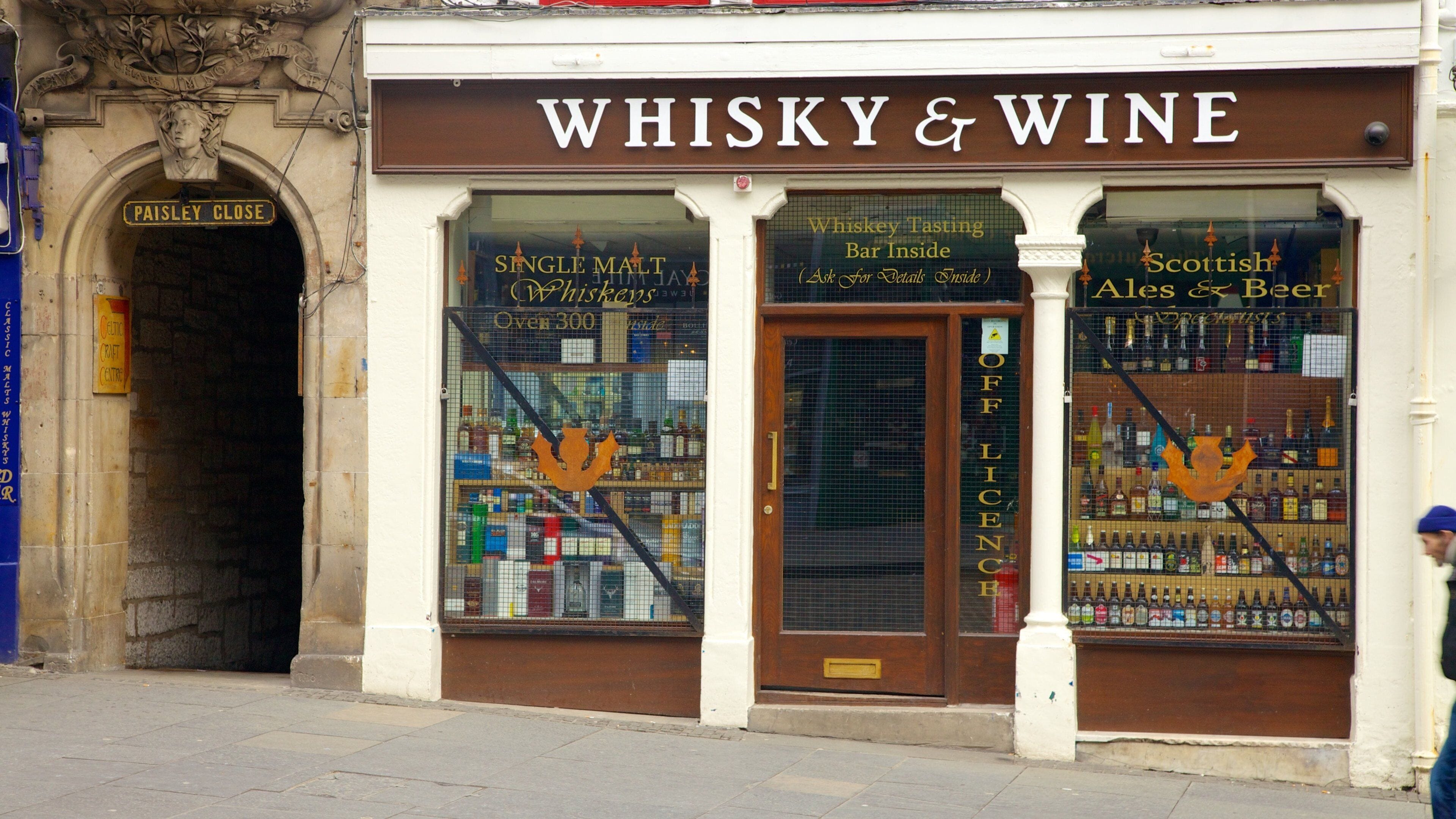 Royal Mile which includes shopping, a city and street scenes