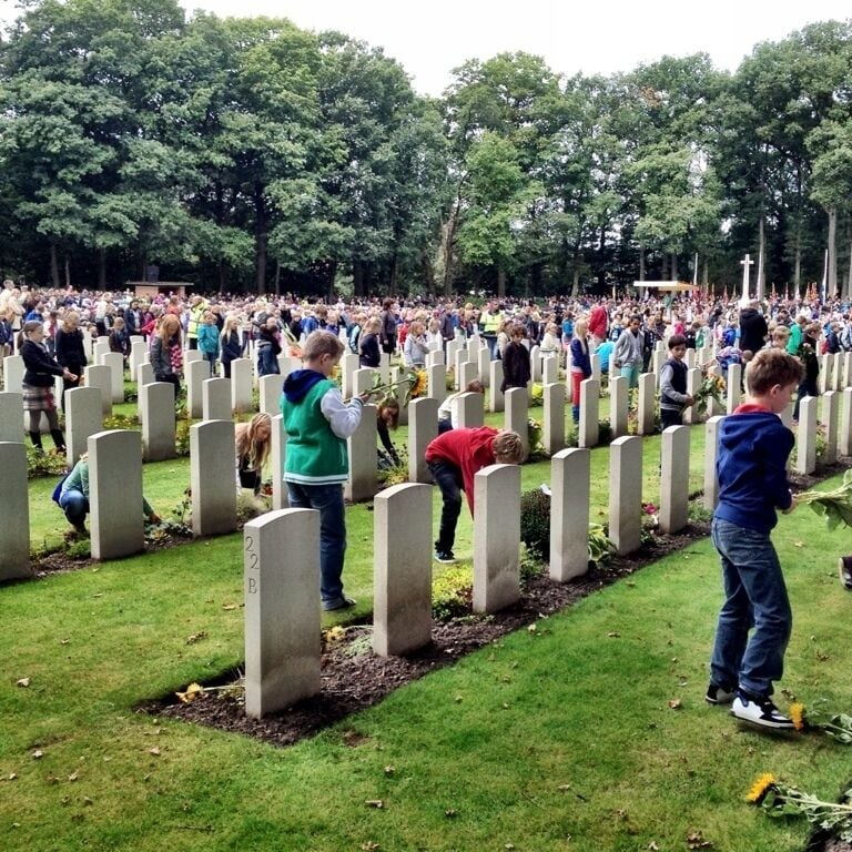 Every year is in Oosterbeek a ceremony for the soldiers who are passes in the second World war. 