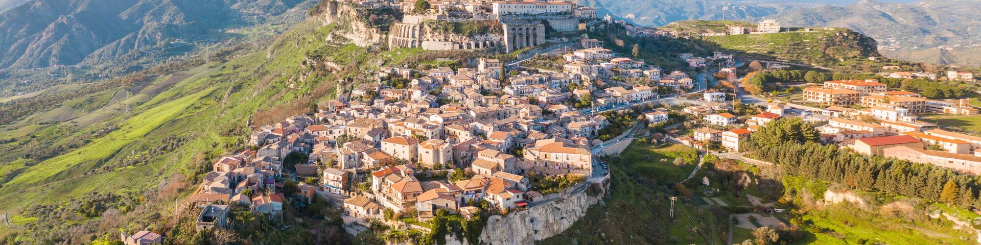 Borgo di Gerace, in Calabria. Vista aerea con drone della città delle case e delle chiese.