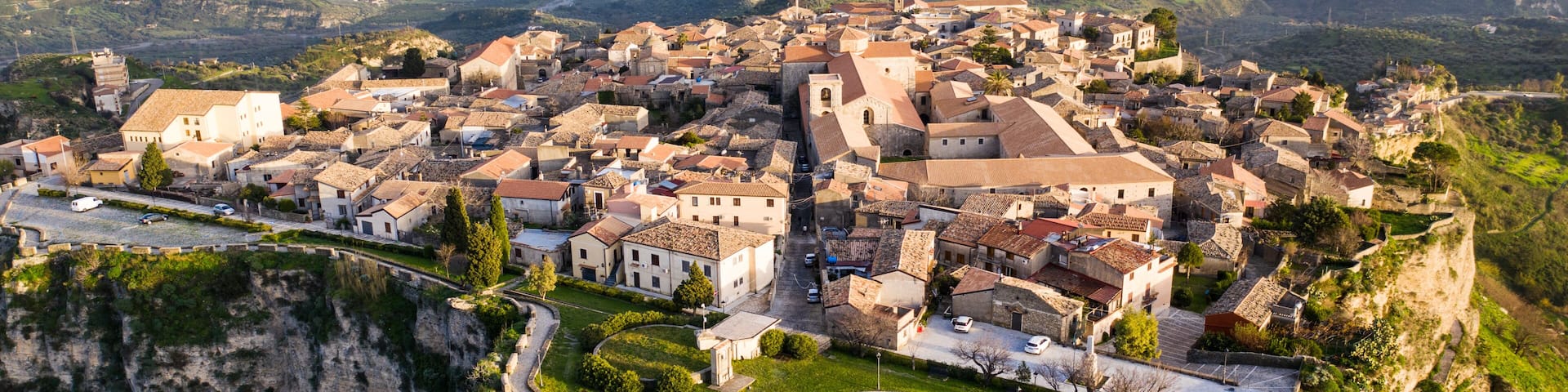 Borgo di Gerace, in Calabria. Vista aerea con drone della città delle case e delle chiese.
