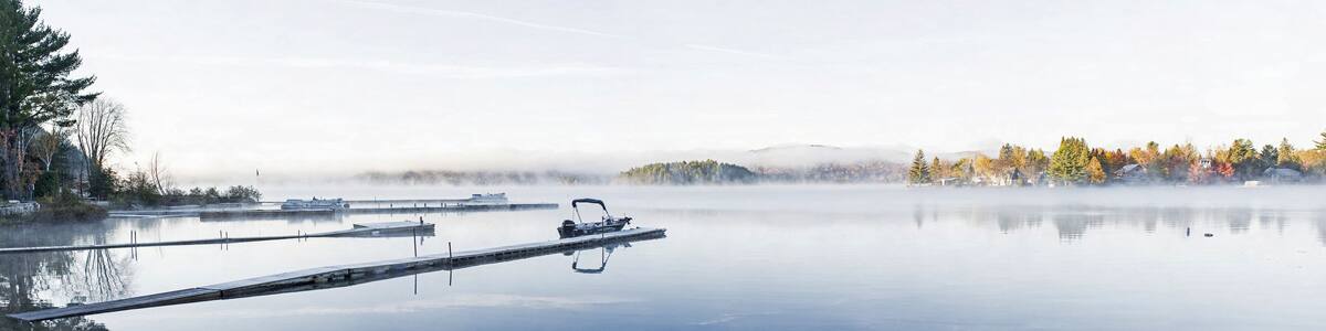 panorama d'un lac au levé du soleil pendant l'été indien
