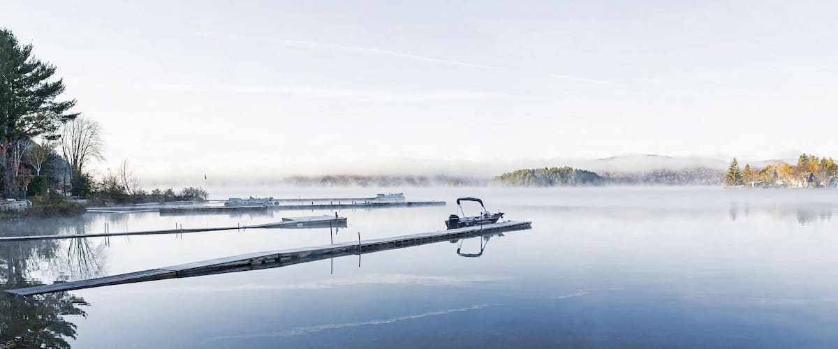 panorama d'un lac au levé du soleil pendant l'été indien