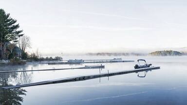 panorama d'un lac au levé du soleil pendant l'été indien