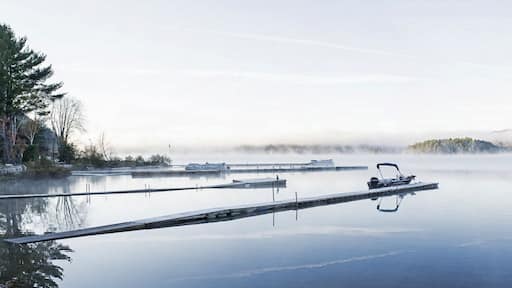 panorama d'un lac au levé du soleil pendant l'été indien