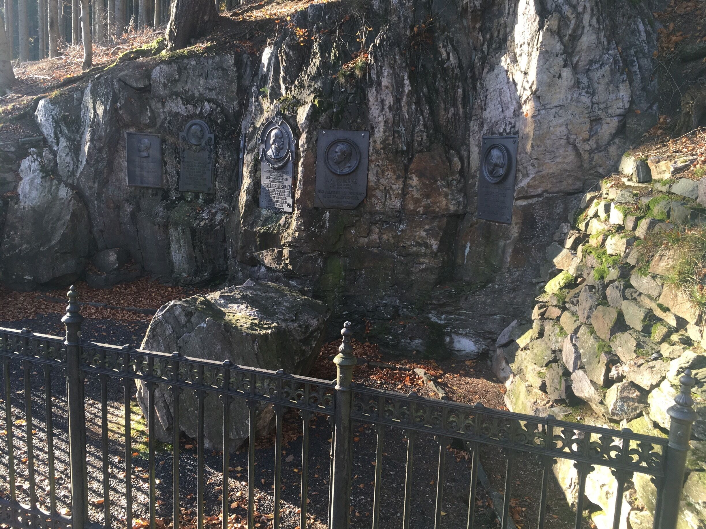 Gedenktafeln zu Ehren regionaler Dichter wie Friedrich Lux, Otto Böttinger, Ludwig Storch und weiteren. Mitten im Wald perfekt für einen Spatiergang im Thüringer Wald