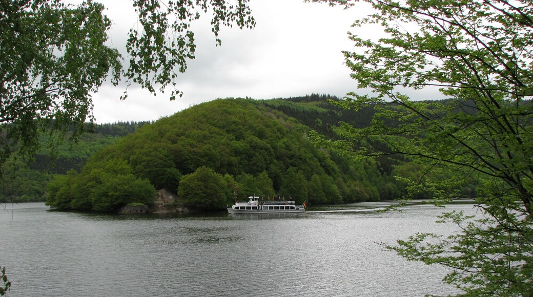 Obersee (Rur) mit Fahrgastschiff Eifel auf der Fahrt von der Urftseestaumauer nach Einrur über Rurgberg.