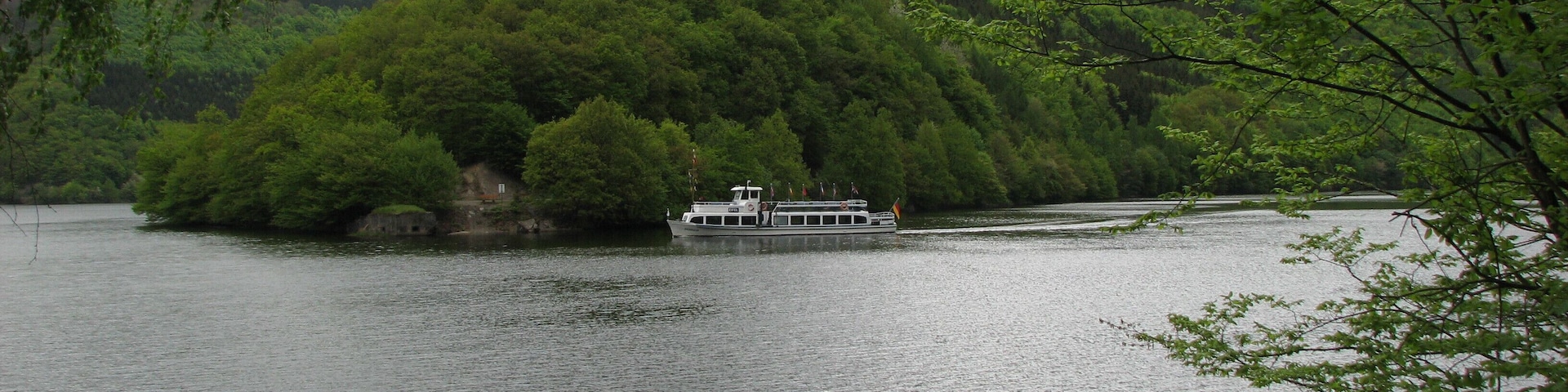 Obersee (Rur) mit Fahrgastschiff Eifel auf der Fahrt von der Urftseestaumauer nach Einrur über Rurgberg.