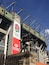 Een stadion met een groot standbeeld van een rugbyspeler, een bord met 'England Rugby' en het HSBC-logo.
