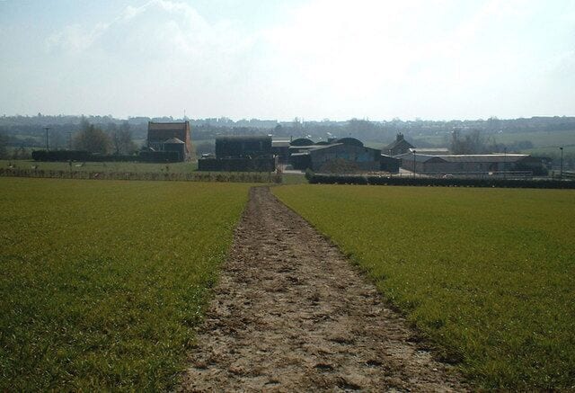 Leaving Broomy Furlong Looking back at Broomy Furlong from the north. The bridleway clearly visible through the field.