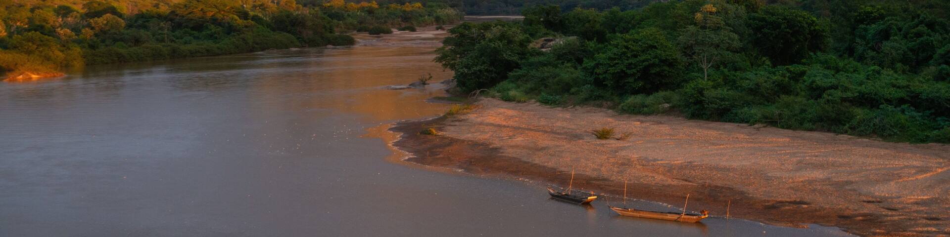 Nascer do sol no Rio Jequitinhonha em Almenara, Minas Gerais, Brasil