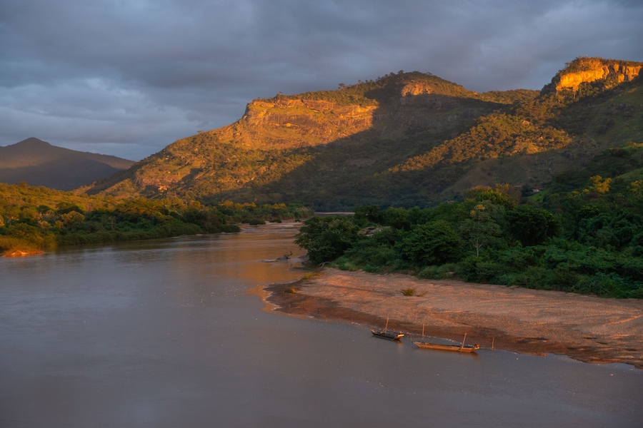Nascer do sol no Rio Jequitinhonha em Almenara, Minas Gerais, Brasil