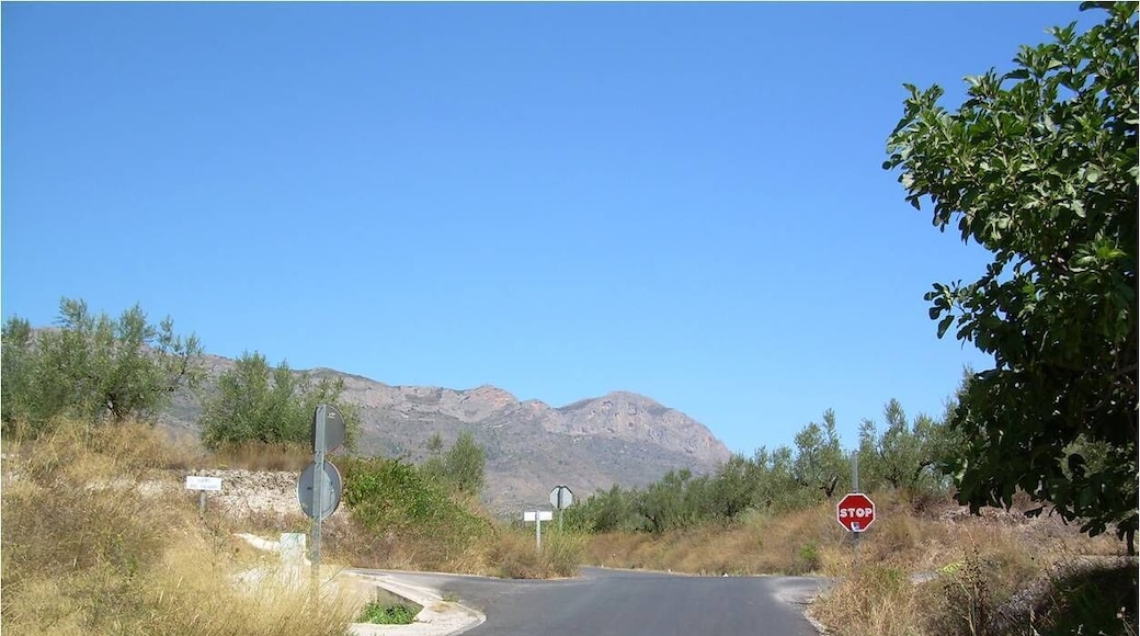 Cruce del Camino del Calvario con la VĂa Verde a restaurar.