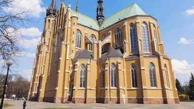 Uma igreja grande e histórica com telhado verde e várias torres.