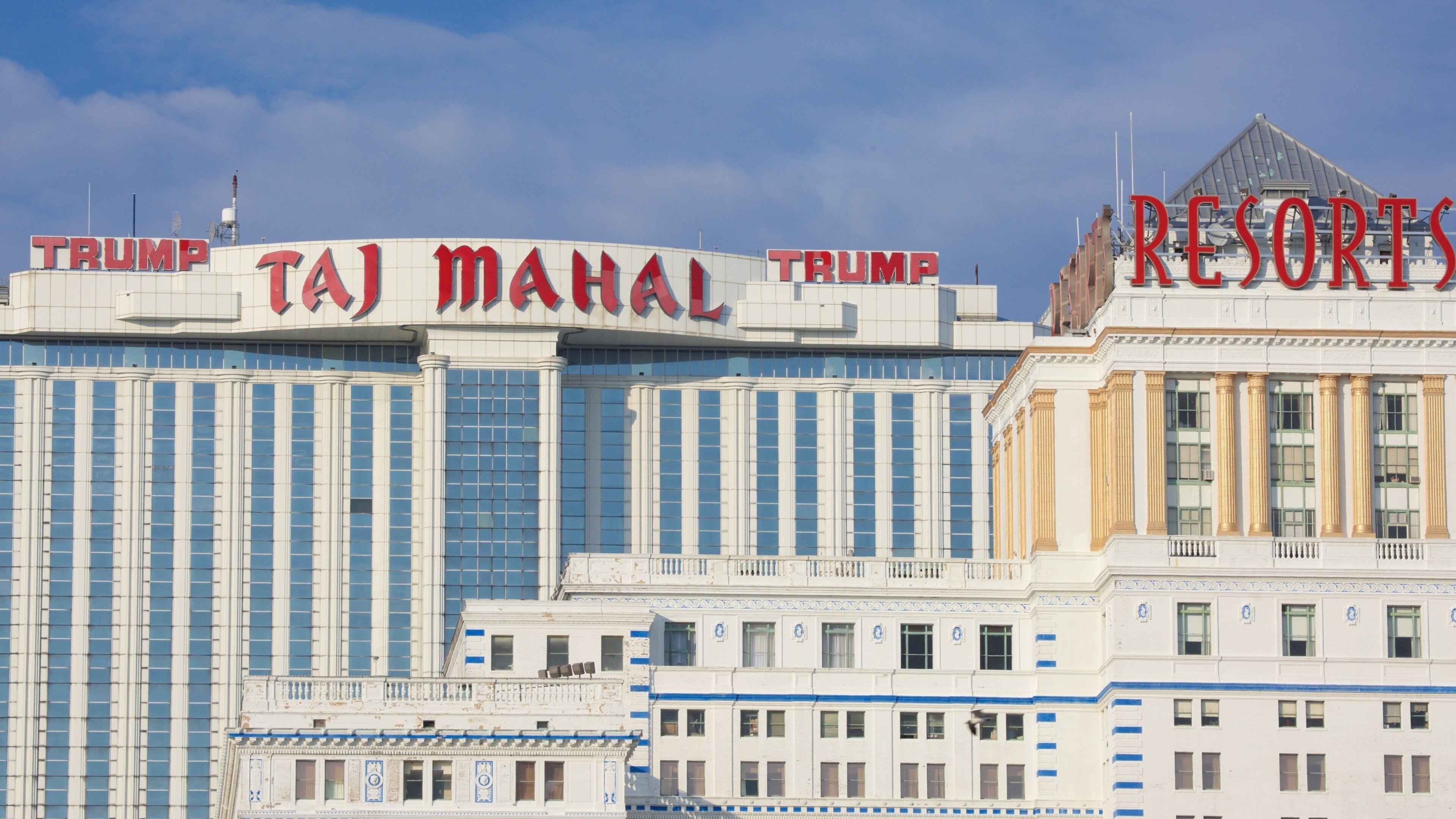 Un edificio con letreros que dicen 'TRUMP' y 'RESORTS', y otro edificio con letreros que dicen 'TAJ MAHAL'.