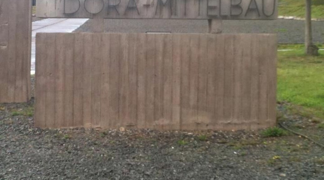 Never forget what evil man to do to his fellow man.
Vergessen Sie nie, was böse Mensch auf seine Mitmenschen zu tun.