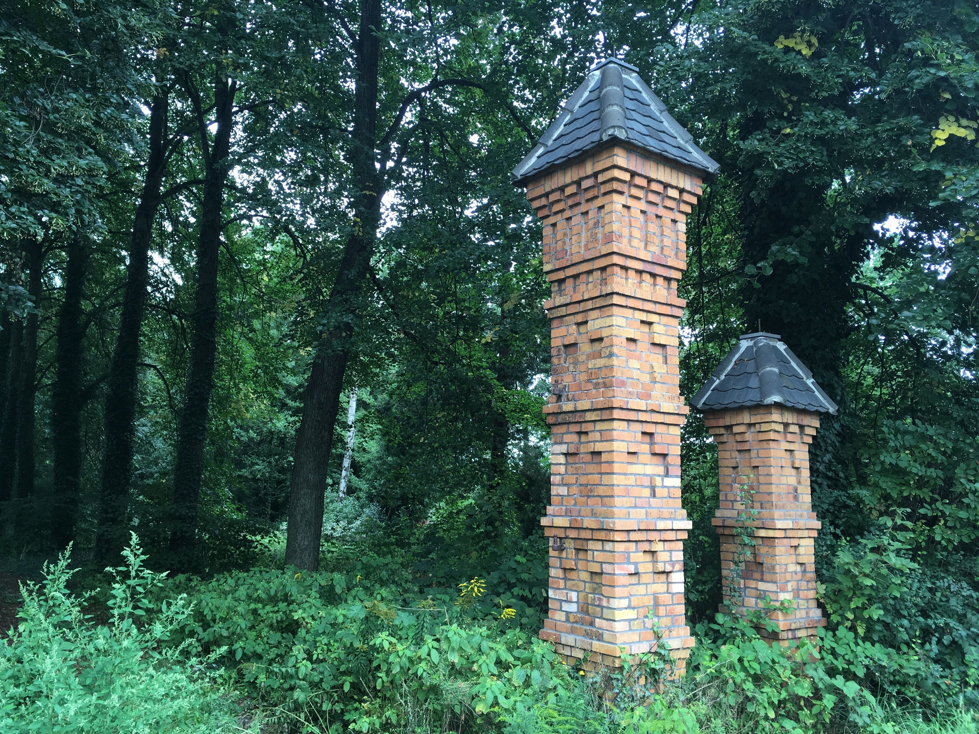 Remaining brick columns of the gate of the former cemetary in Weißwasser, between Jahnstraße 90 and 92, about 1880; cultural heritage monument