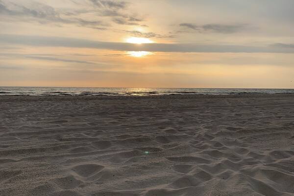 Fortgeschrittener Sonnenaufgang beim DĂŒnencamp Karlshagen.
Strand, Wasser, Sonne und diese entspannte GerÀuschkulisse. Einfach HERRLICH!!!