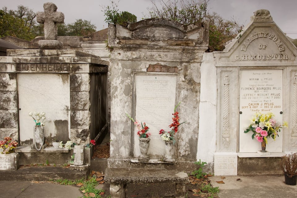 Ein Friedhof mit Grabsteinen, darunter eines für G.H. Koster und ein weiteres für Joseph Ay.