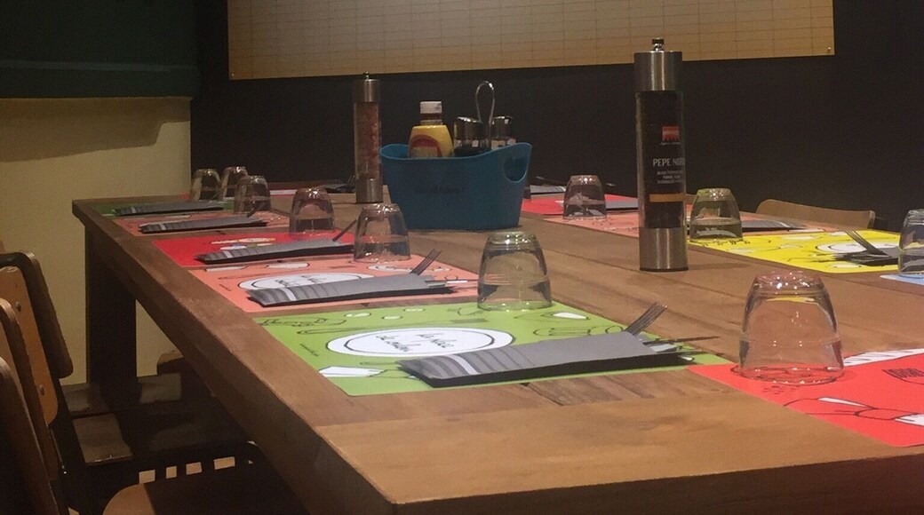 Trop bon, super sympa, back to the past.
Restaurant à faire sans hésiter, vous allez adorer revenir en enfance!