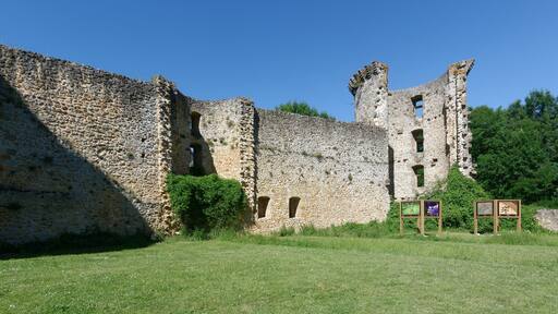 Partie nord-est du mur d'enceinte du château de la Madeleine.