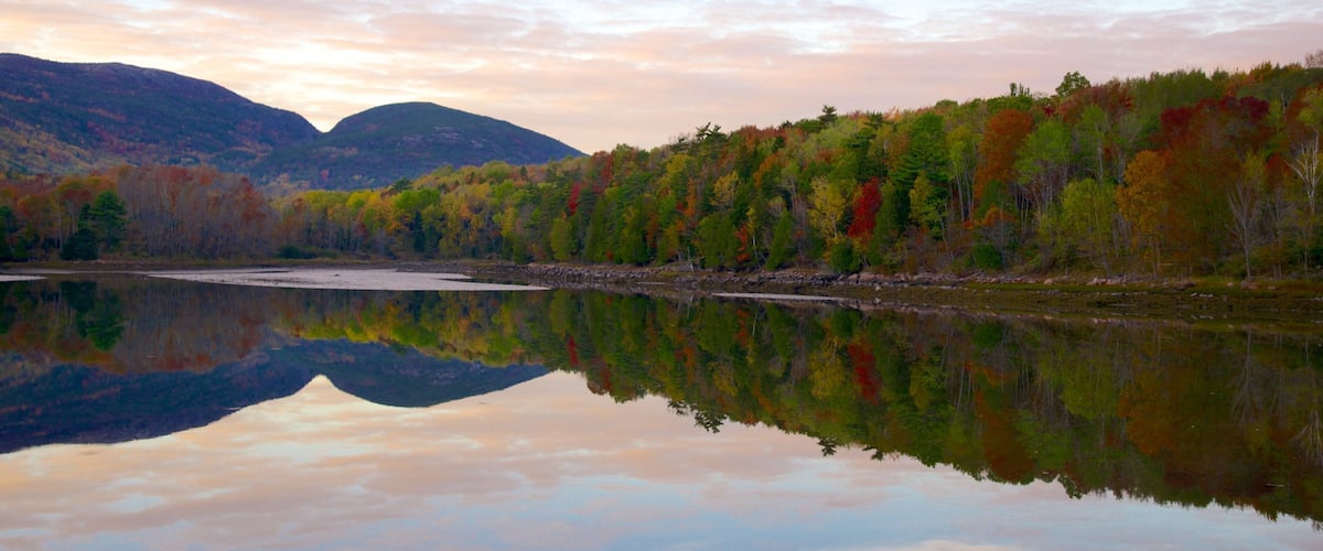 Acadia nasjonalpark som inkluderer innsjø, fjell og skog