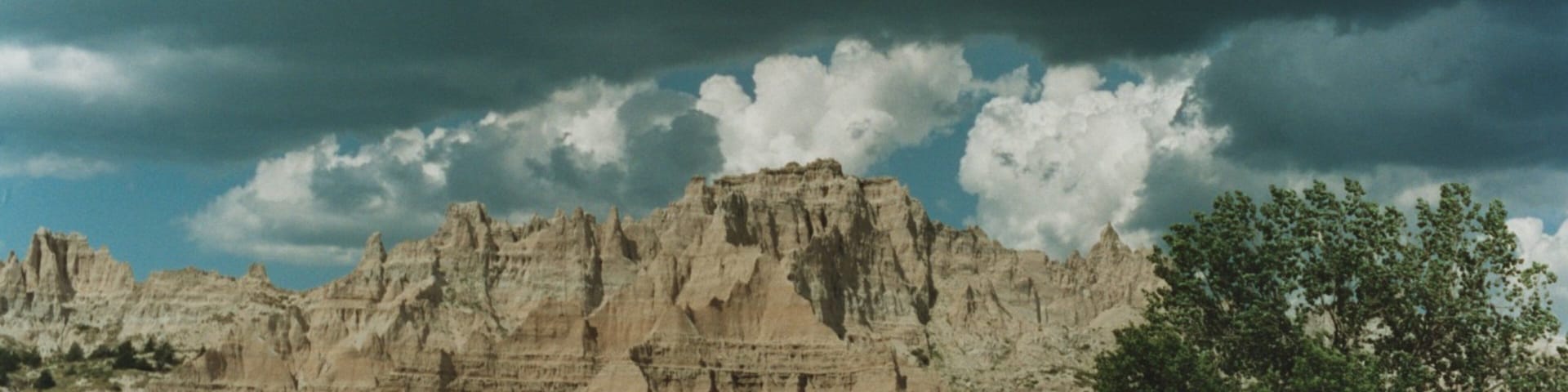 Badlands National Park mostrando montanhas, cenas tranquilas e paisagem