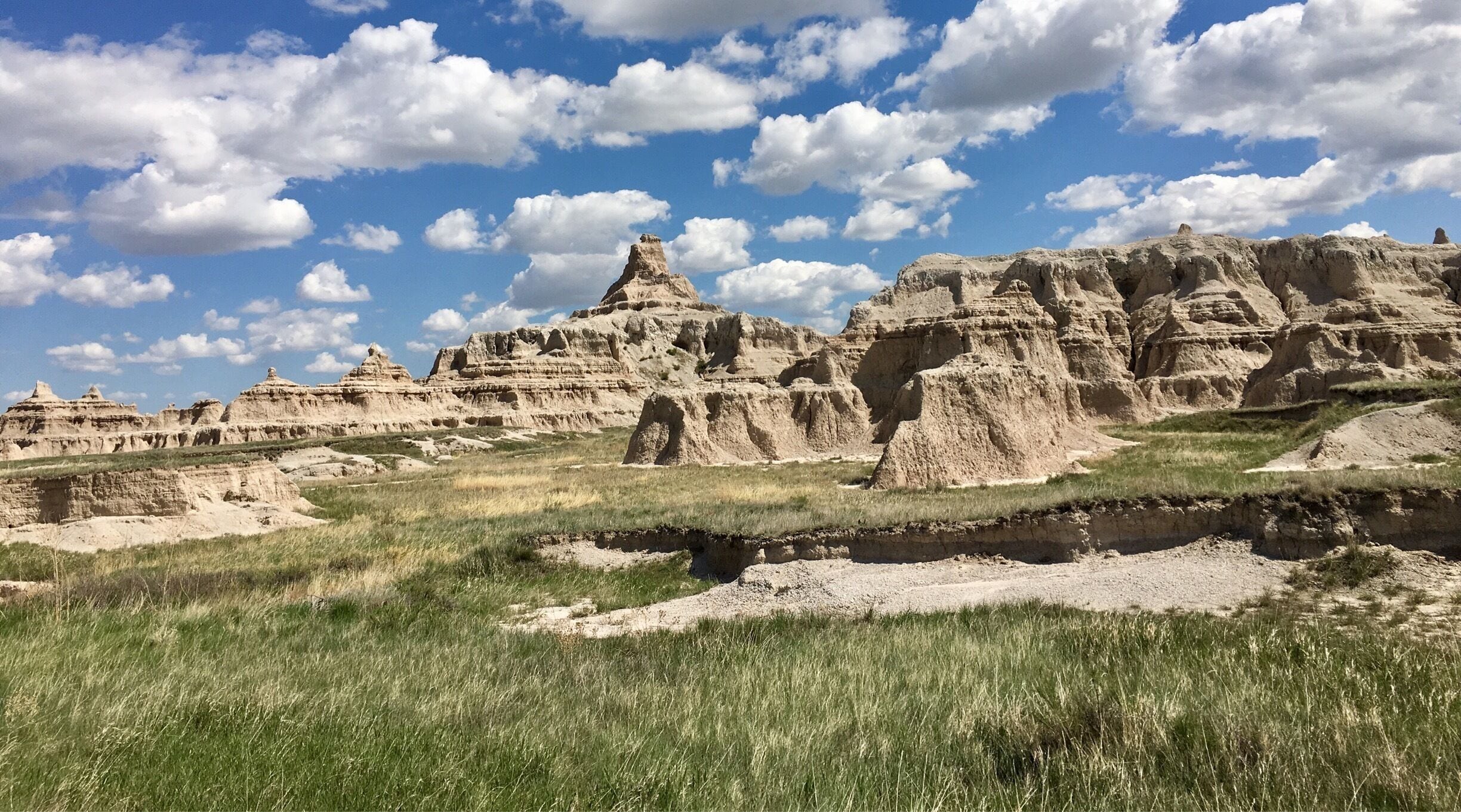 Near the exit (or entrance)

#SouthDakota #Badlands

(May 2017)