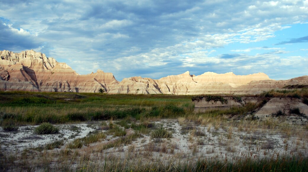 Parc national des Badlands qui includes panoramas et scĂšnes tranquilles