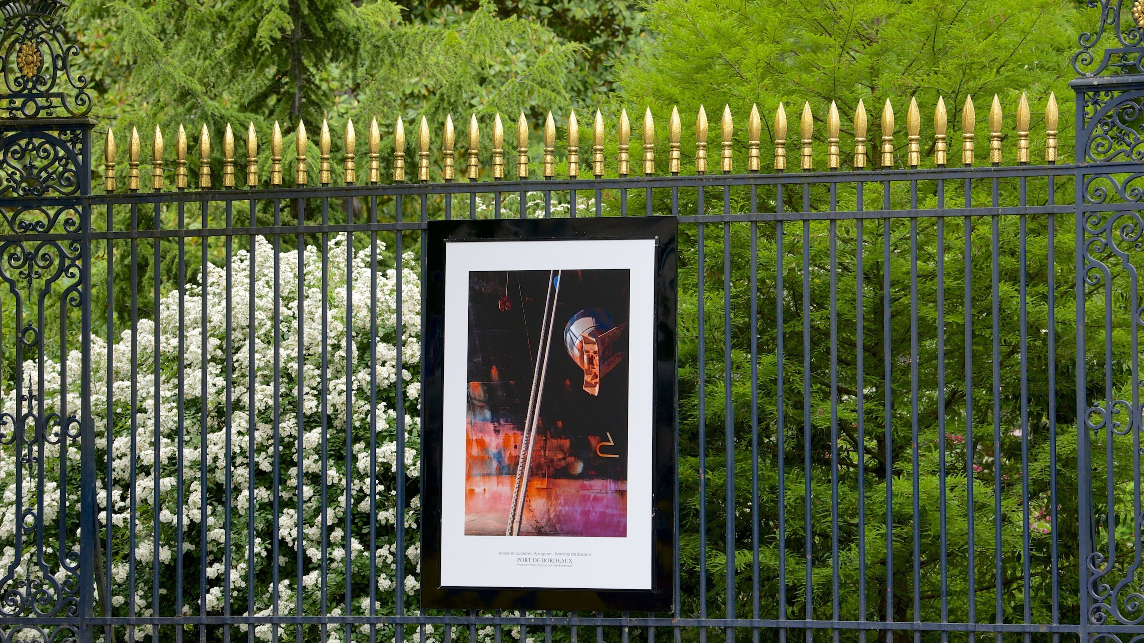 Giardino pubblico mostrando giardino e arte urbana