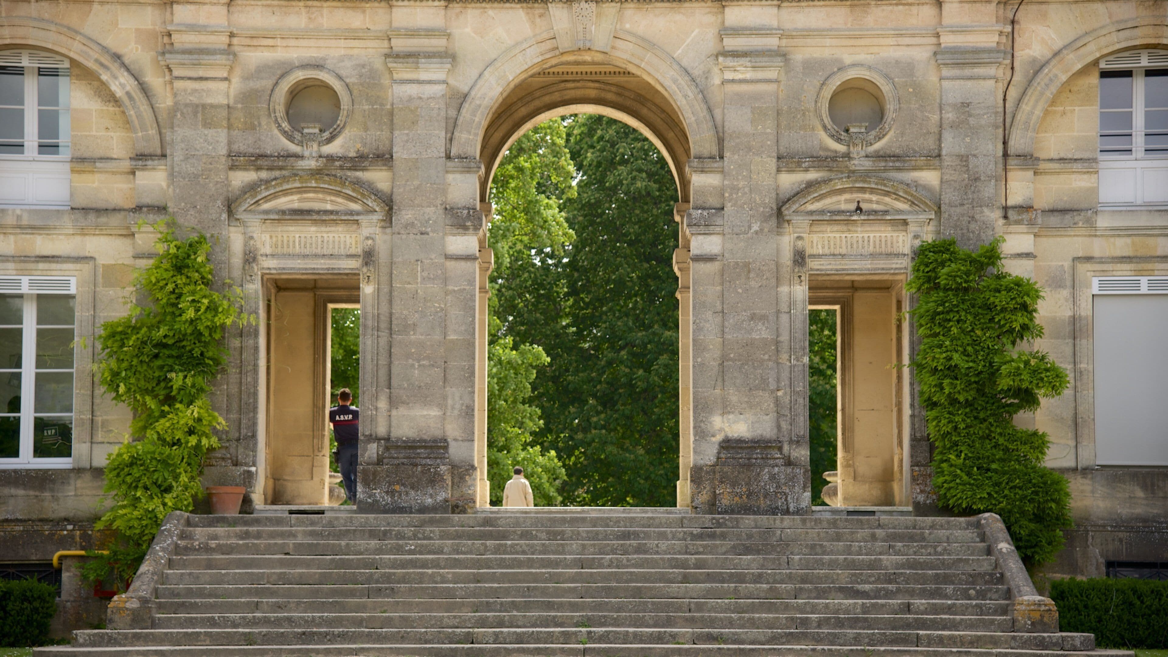 Jardin Public which includes heritage elements and a park