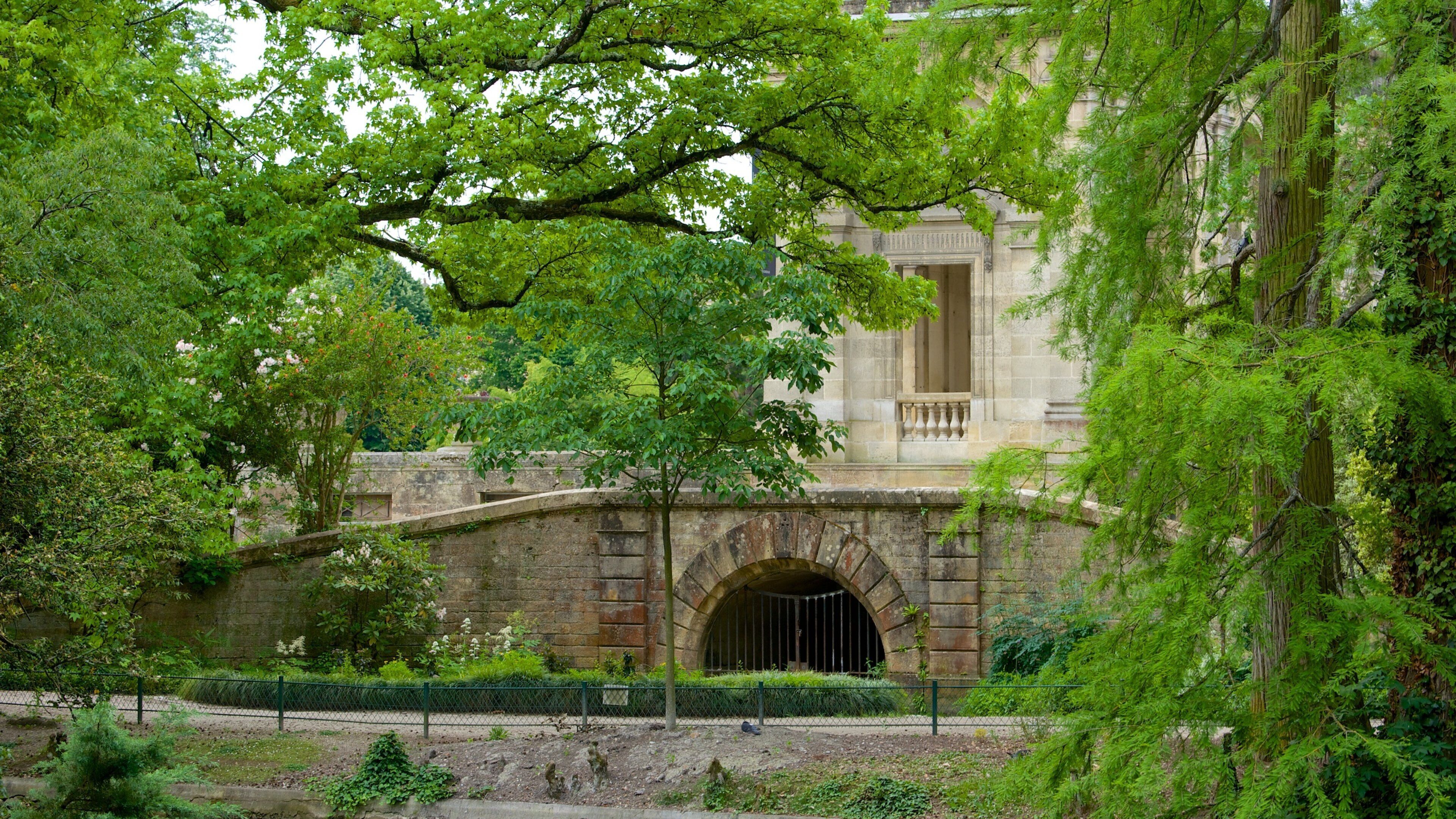 Jardin Public showing a garden and a bridge
