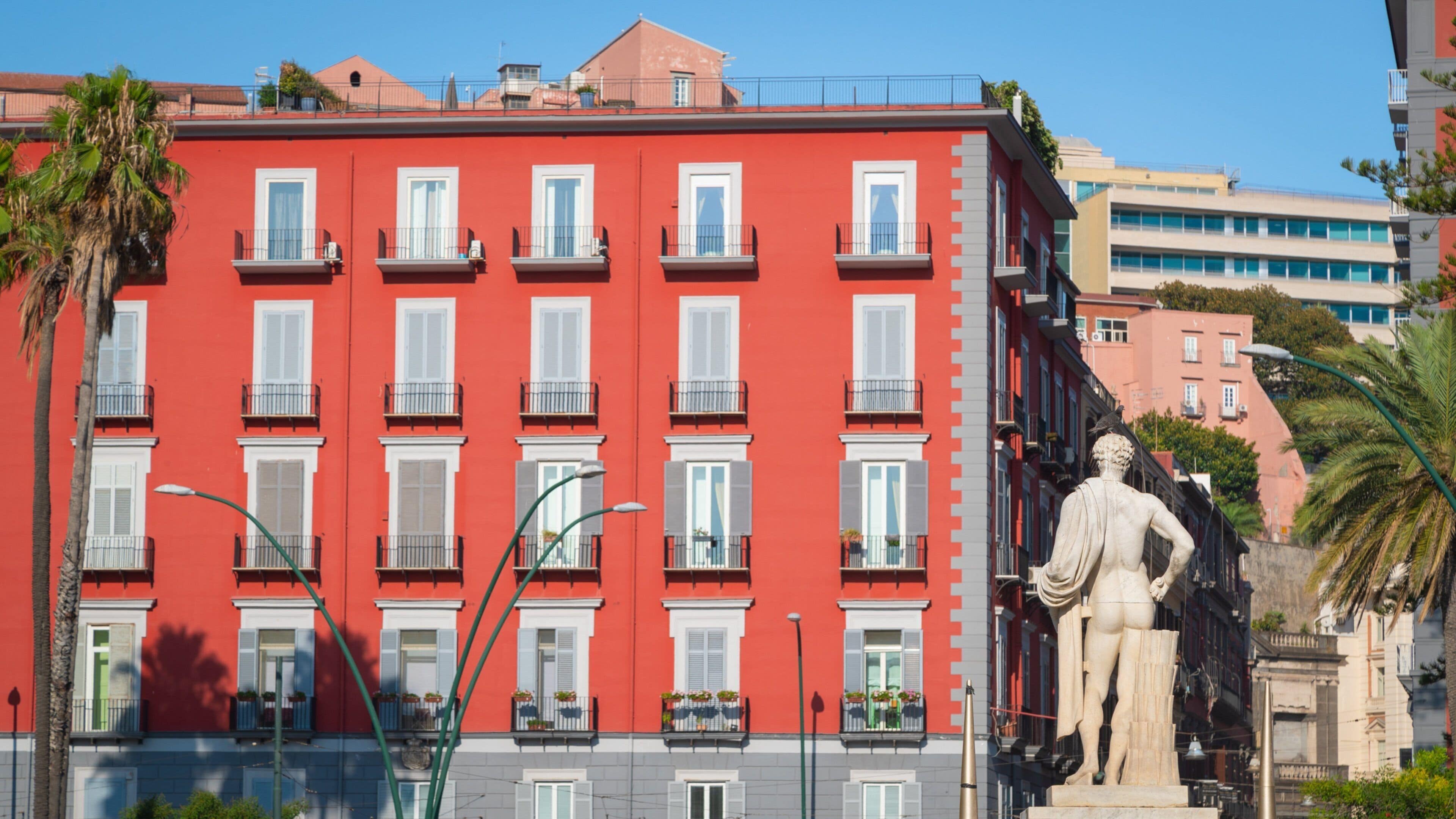 Chiaia which includes a statue or sculpture