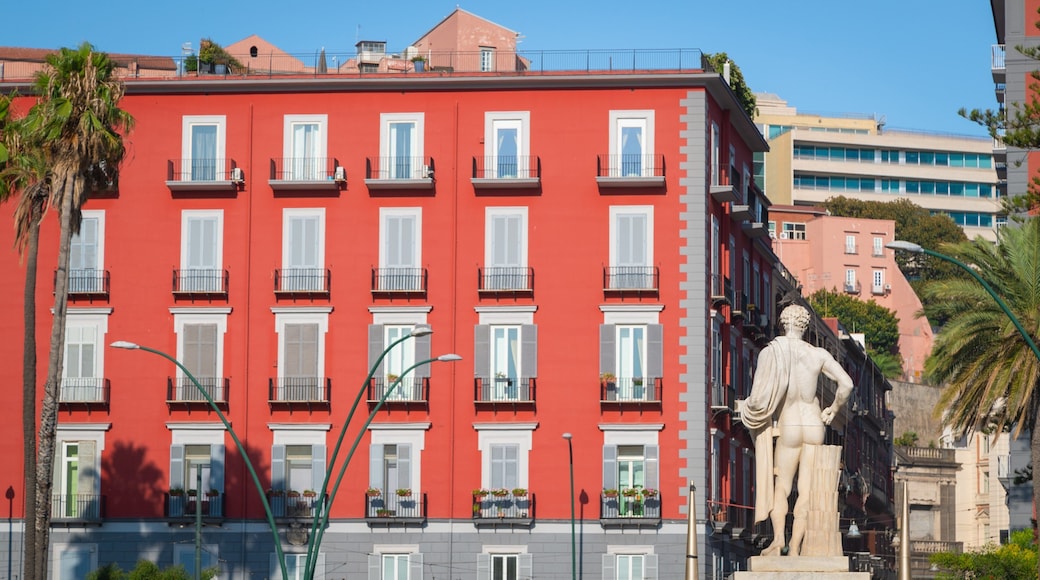 Chiaia which includes a statue or sculpture