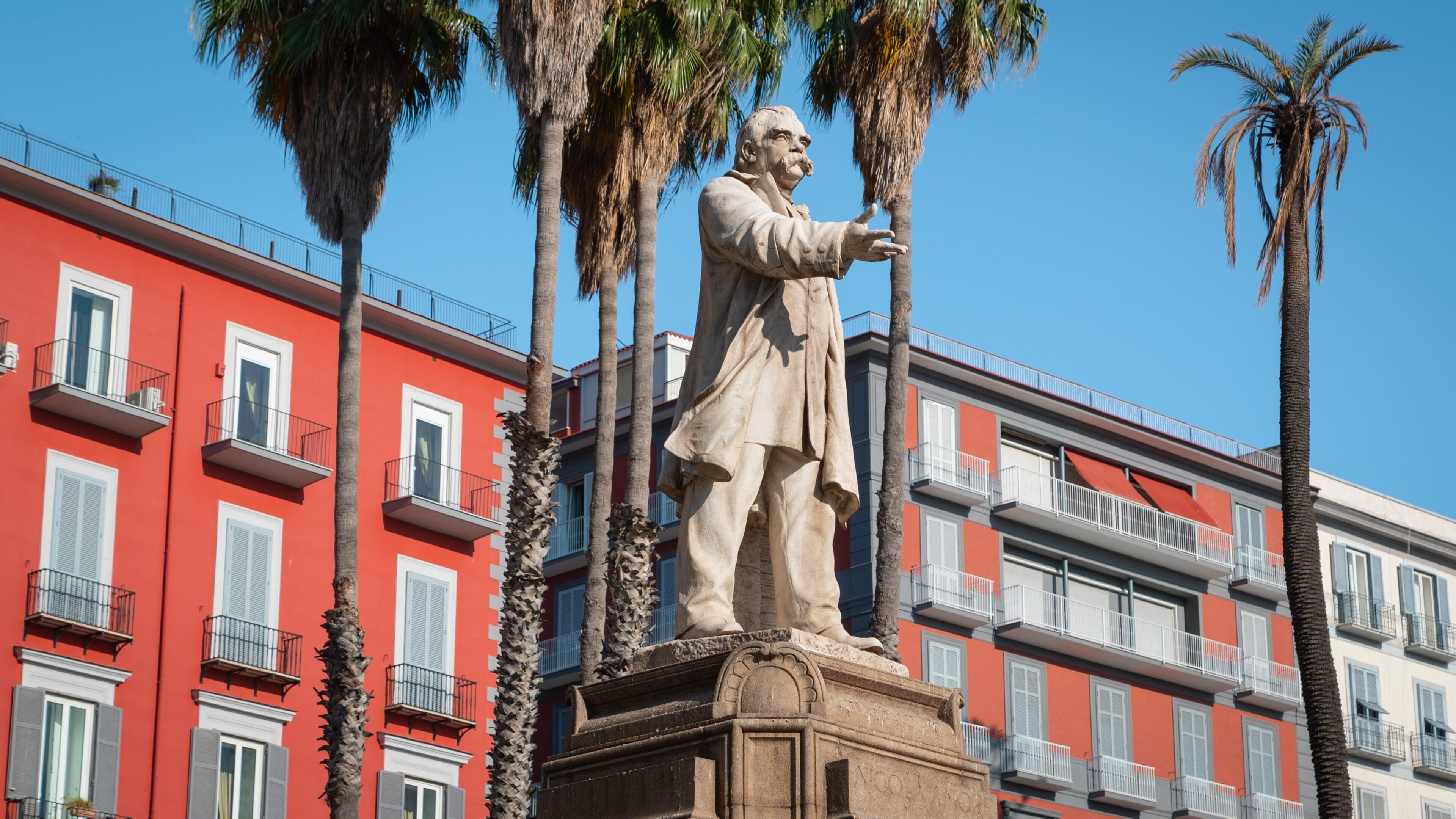 Chiaia featuring a statue or sculpture