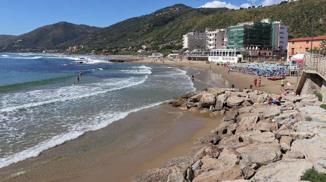 Acciaroli - Spiaggia dal lungomare di Via Porto