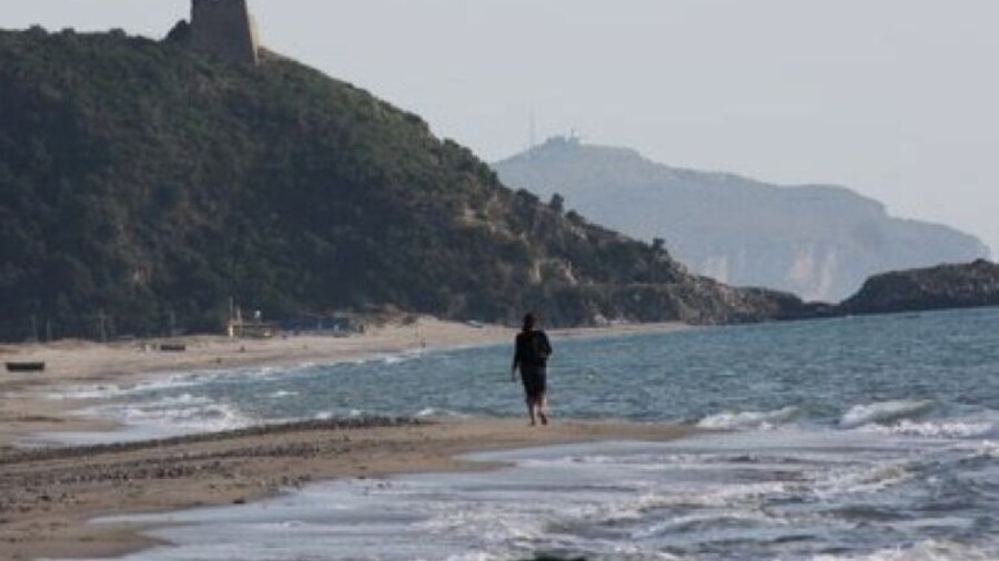 Ascea has a 4 km sand beaches. You see the Telegraph Tower on the hill, also called Saracen Tower as it was originally built to help spotting Arab anf African invaders arriving from other Mediterranean ports.