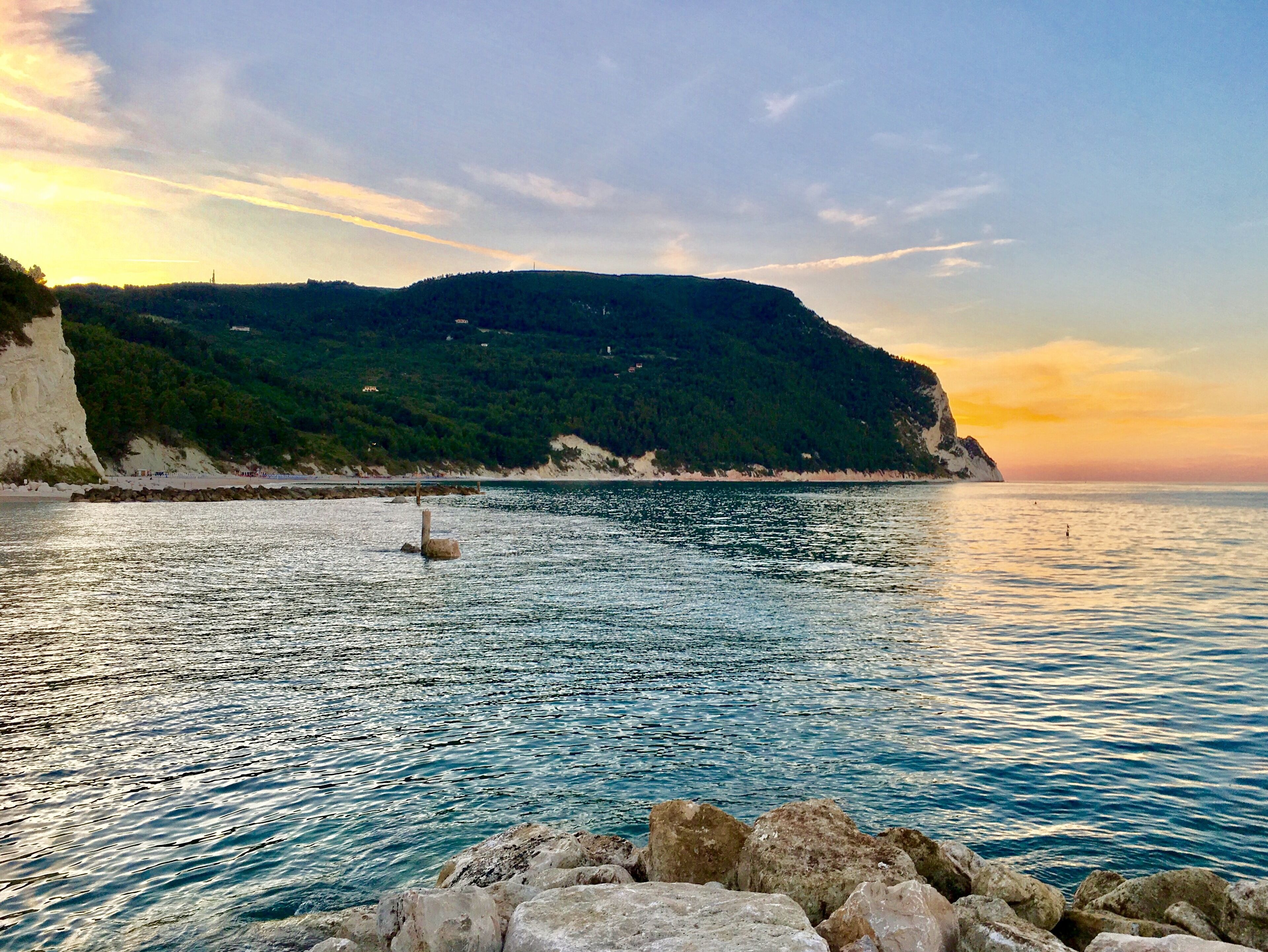 Monte Conero visto dalla spiaggia Urbani al tramonto