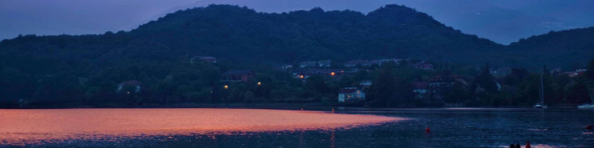 Parco naturale dei Laghi di Avigliana (Q3895631) Il sole che tramonta sul lago nel solstizio d'estate