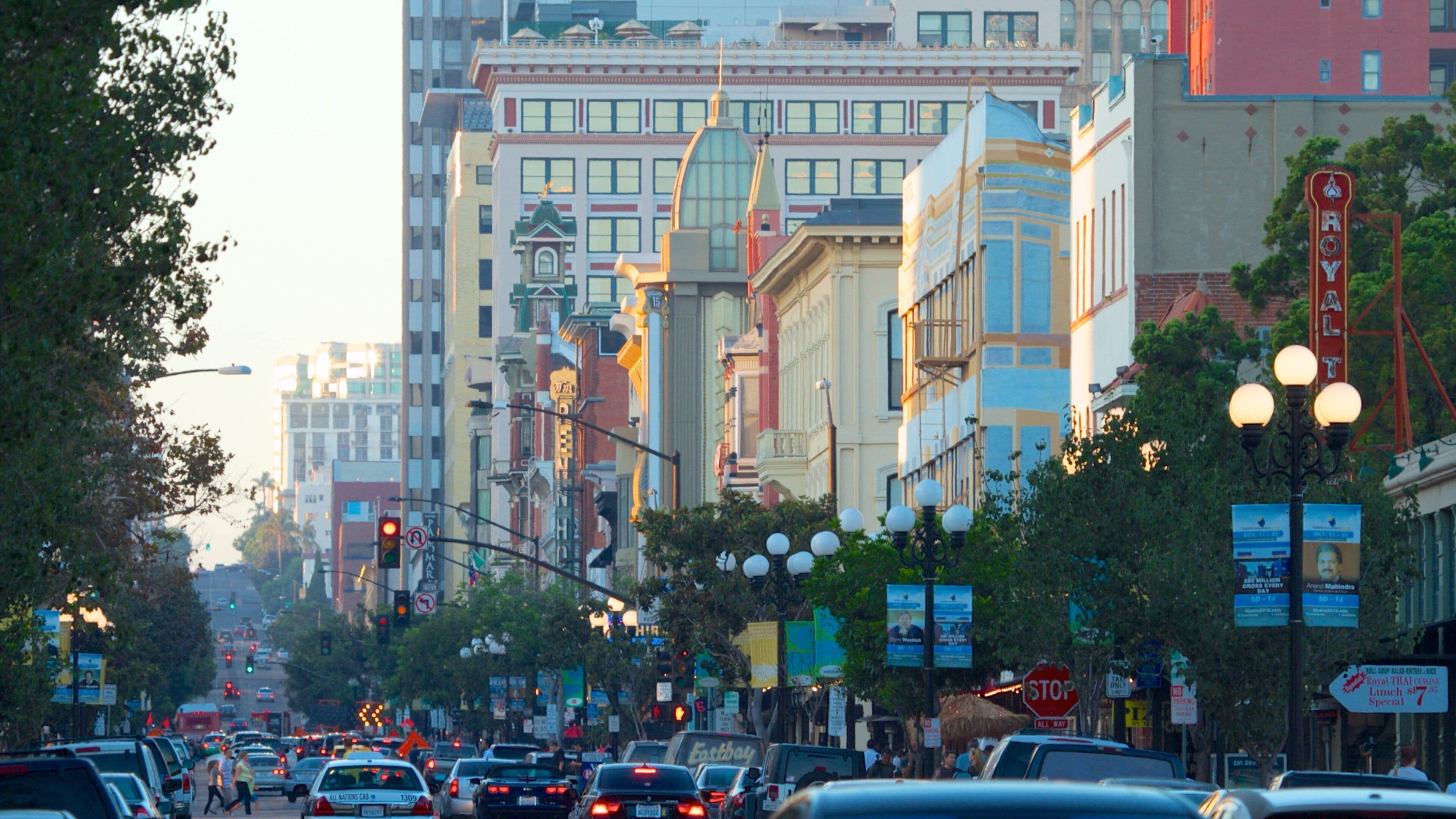 Gaslamp Quarter which includes street scenes and a city