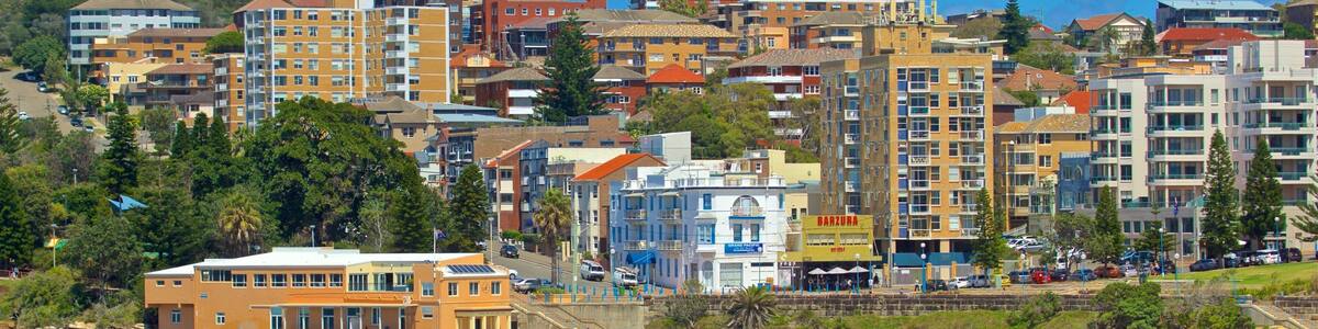 Strand von Coogee welches beinhaltet Küstenort und allgemeine Küstenansicht