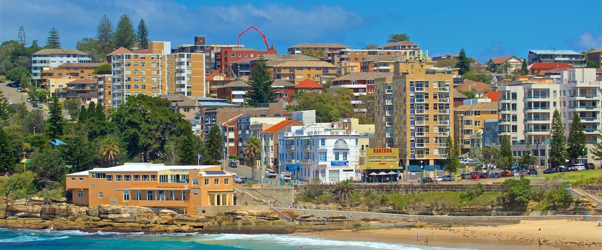 Playa de Coogee que incluye vistas generales de la costa y una ciudad costera