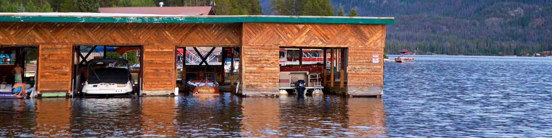 Grand Lake og byder på en bugt eller havn, bjerge og en sø eller et vandhul