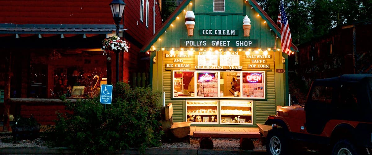 Grand Lake ofreciendo señalización y escenas nocturnas