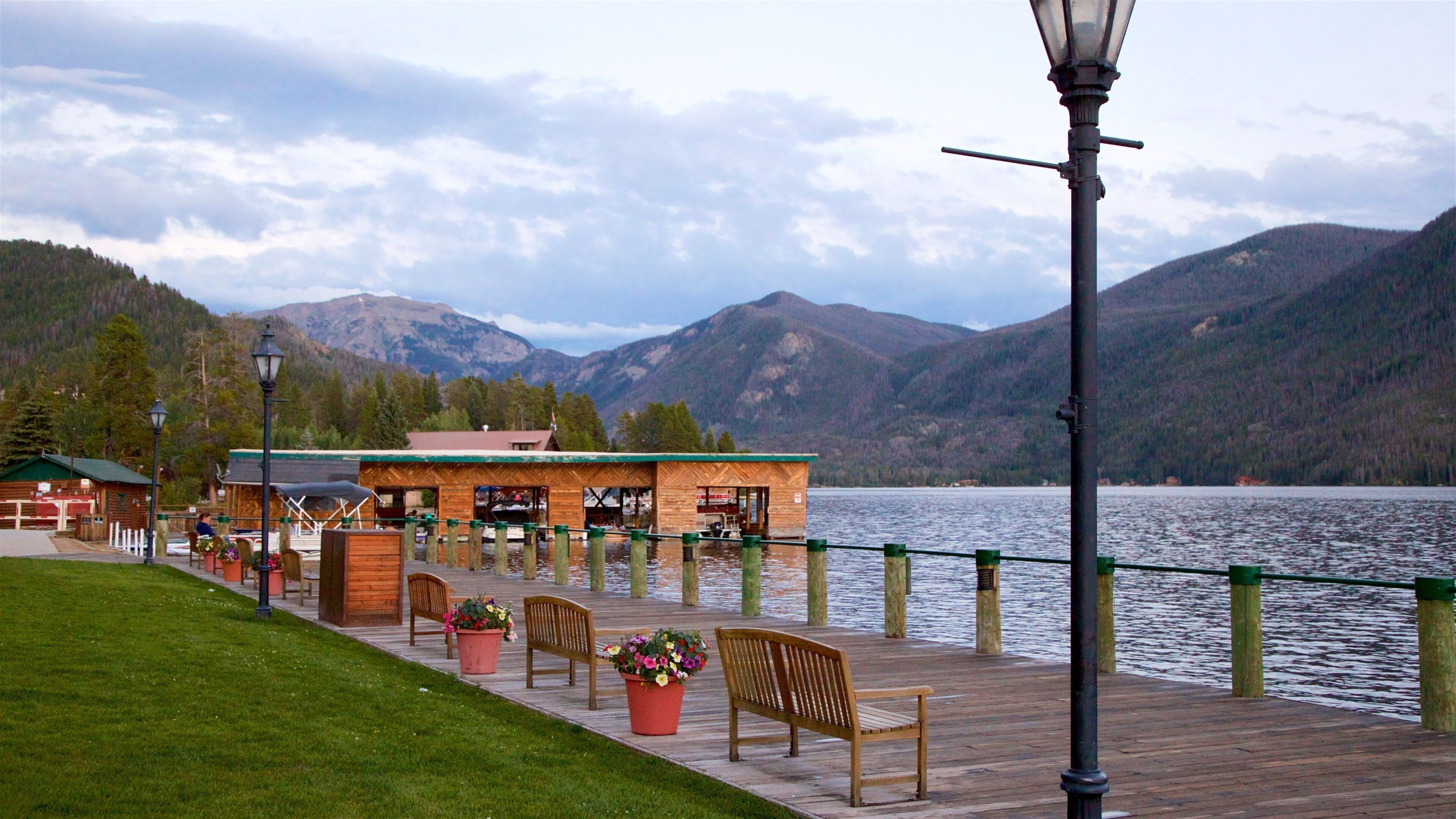 Grand Lake bevat een meer of poel en bergen