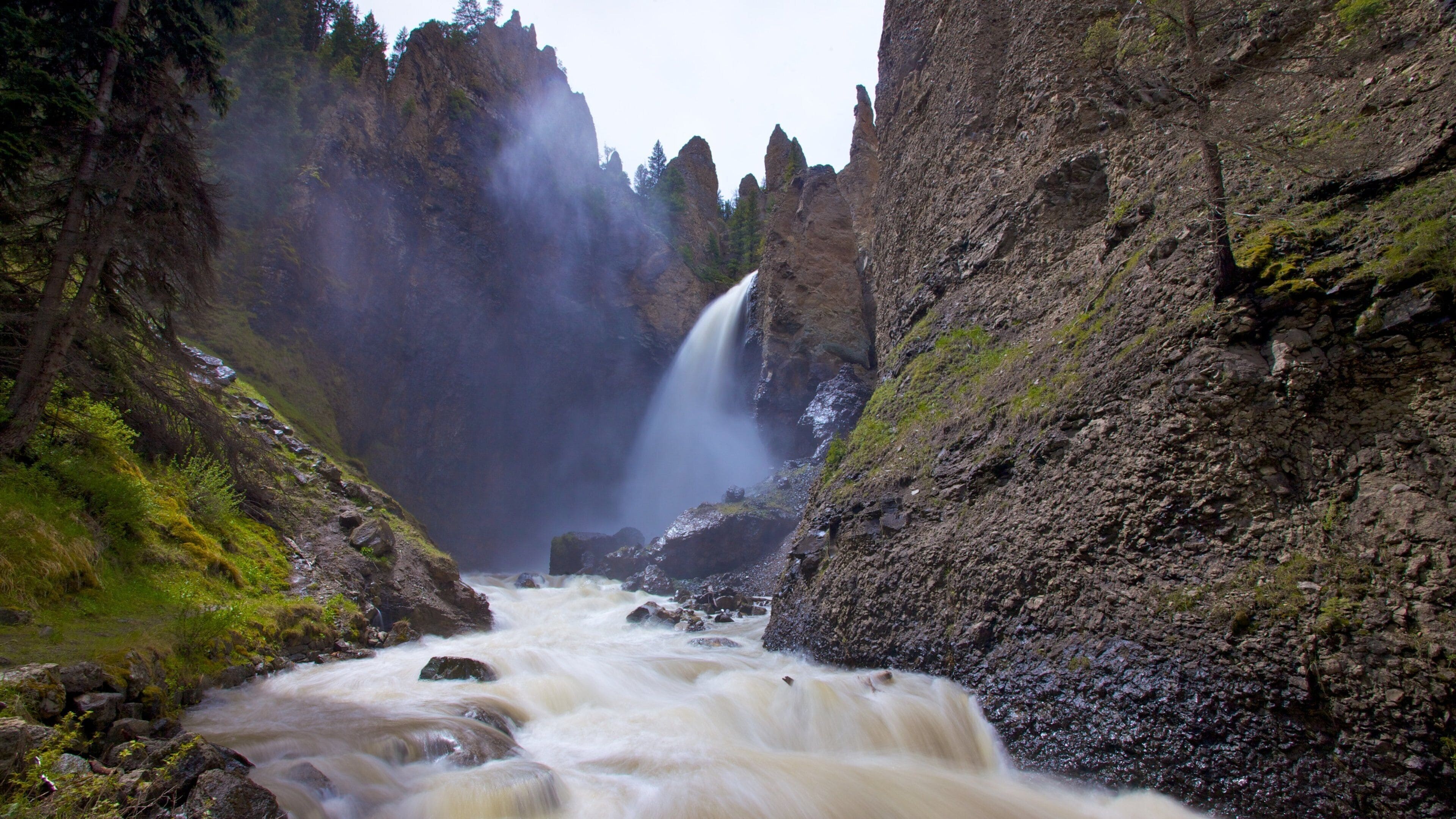 Yellowstone National Park which includes a cascade, landscape views and rapids