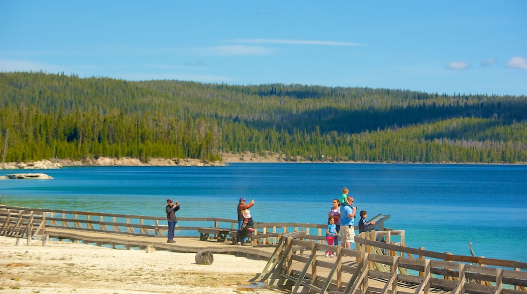 Parque Nacional de Yellowstone que incluye un lago o laguna y un puente y también una familia